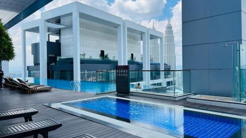 吉隆坡的住宿－The Faced Platinum KLCC，建筑物屋顶上的游泳池