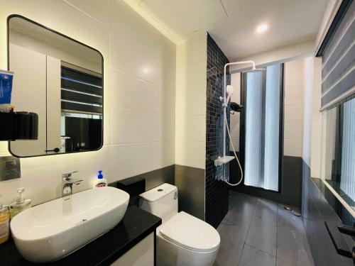 y baño con lavabo, aseo y espejo. en SUMO HOTELS, en Da Nang