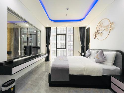 1 dormitorio con 1 cama grande y techo azul en SUMO HOTELS, en Da Nang