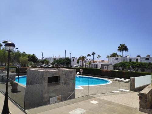 Una vista de una piscina en un resort. en Fwt Relax Bungalow, en Playa de las Américas
