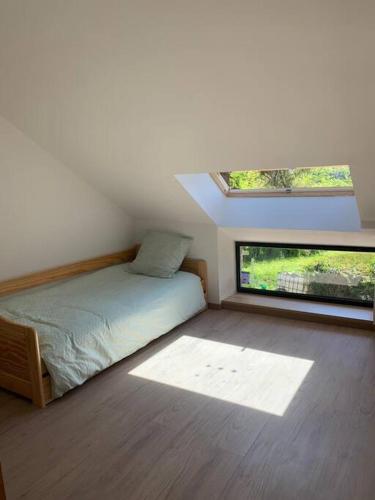 une chambre avec un lit et deux fenêtres dans l'établissement Maison de village family friendly - Doucier, à Doucier