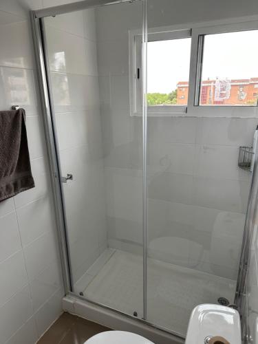 uma cabina de duche na casa de banho com WC em El Gengo Hostel em Madri