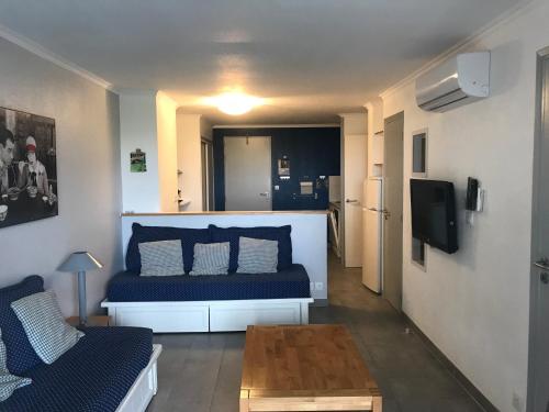阿蓋－聖拉斐爾的住宿－Cap Estérel by Actisource，一间卧室配有一张床、一张桌子和一台电视。