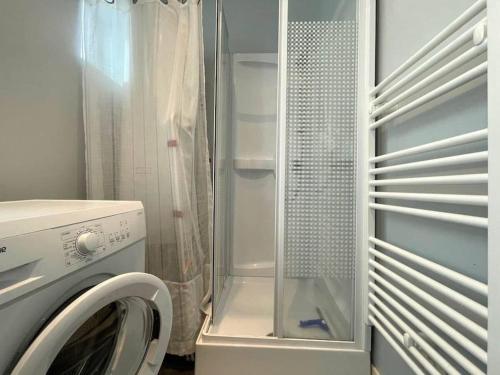 a kitchen with a refrigerator and a washing machine at Maison spacieuse terrasse ensoleillée proche Océan in Biarritz