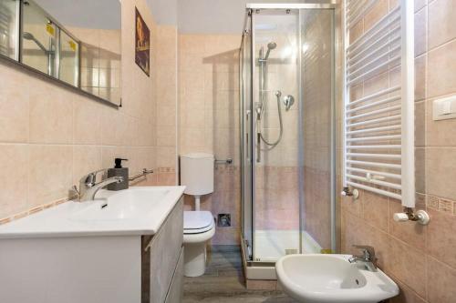 ボローニャにあるCorte de’ Galluzzi My Home For Youのバスルーム(トイレ、洗面台、シャワー付)