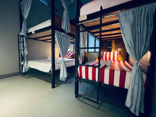een slaapkamer met 2 stapelbedden in een kamer bij Por Chey in Battambang