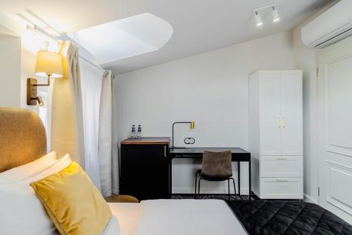 Letto o letti in una camera di N33 Premium Apartments Old Town Kraków - Destigo Hotels
