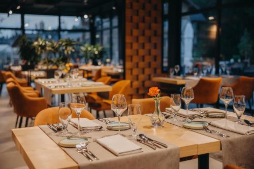 a table with wine glasses and napkins in a restaurant at Platinum Mountain Hotel&SPA in Szklarska Poręba