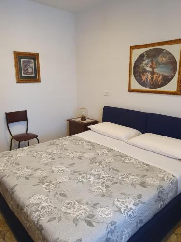 a bedroom with a bed and a picture on the wall at Casa di Marisa in Trevignano Romano
