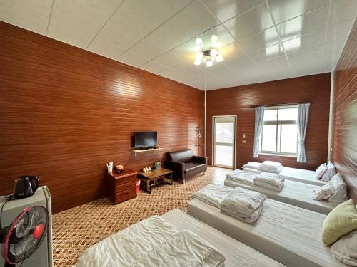 新城鄉的住宿－太魯閣小魚的家，酒店客房设有两张床和电视。