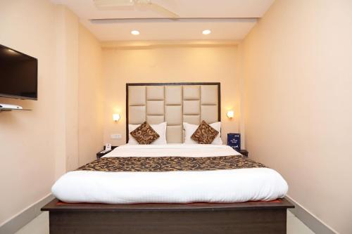 a bedroom with a large bed in a room at Collection O Greenpark in Jamshedpur