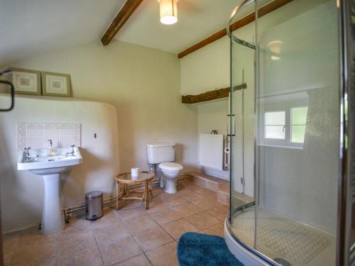 A bathroom at Millwater Cottage