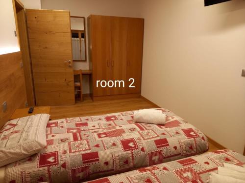 a bedroom with a bed with at Appartamento Mansarda Patrizia e Franco Val di Sole in Commezzadura
