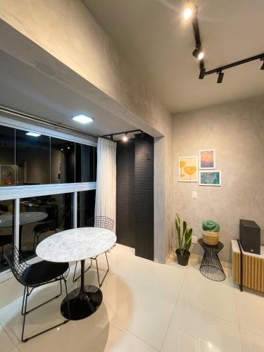 a dining room with a table and chairs in a room at PALMAS EXPERIENCE - APARTAMENTO VISTA LAGO, próximo ao shopping in Palmas