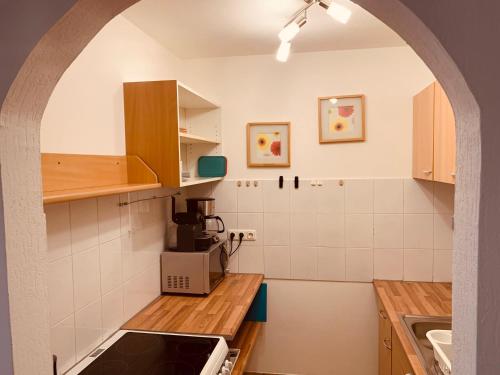 cocina con fregadero y encimera en FELIX LIVING 6, modern & cozy 3 Zimmer Wohnung, Balkon, Parkplatz, en Salzweg