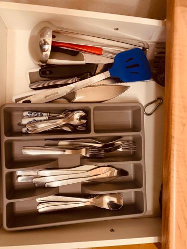 a drawer filled with lots of utensils at FELIX LIVING 6, modern & cozy 3 Zimmer Wohnung, Balkon, Parkplatz in Salzweg