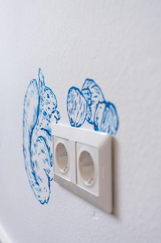 un dessin d'un écureuil sur un interrupteur dans l'établissement ON 6 Rust, à Rust