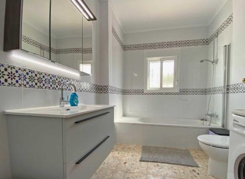 Kúpeľňa v ubytovaní Villa Manoli: 4 bedroom villa in Zahora, ideal for 2 families