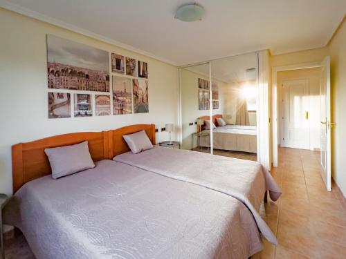1 dormitorio con 1 cama grande y espejo en Pine Sun Park Т1 apartment Falesia beach, en Olhos de Água