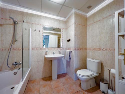 La salle de bains est pourvue de toilettes, d'un lavabo et d'une douche. dans l'établissement Pine Sun Park Т1 apartment Falesia beach, à Olhos de Água