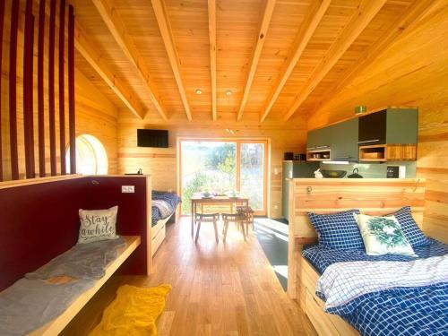 Habitación con 2 camas y mesa. en Bird Lodge am See mit Sauna für 6 Gäste, en Brzozie