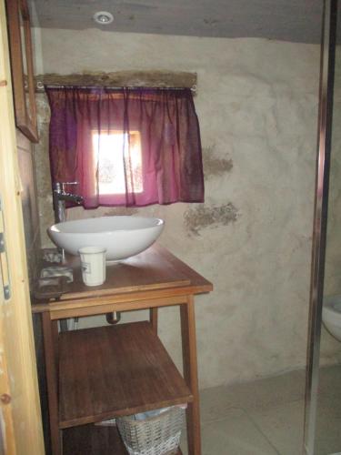 a bathroom with a sink and a window at Gites de Fouard "La Pranièra" in Malaurier
