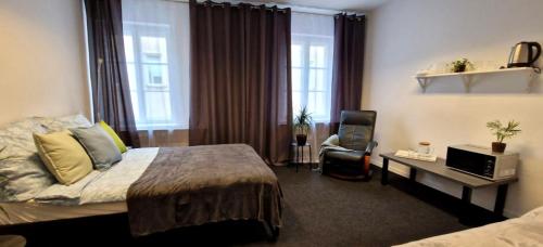 a hotel room with a bed and a desk and a chair at Przytulny prywatny pokój w ścisłym centrum Warszawy Pokój 4 in Warsaw