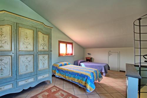 1 Schlafzimmer mit 2 Betten und einem Fenster in der Unterkunft Casa Patrizia by PosarelliVillas in Loro Ciuffenna