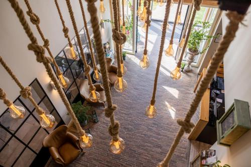 an overhead view of a room with hanging lights at Hotel De Walvisvaarder in Lies