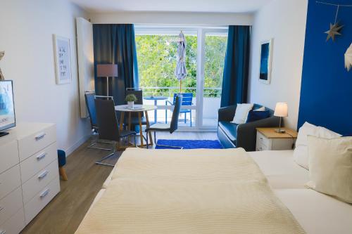 グレーミッツにあるStudio 43 "Sternenzauber"のベッド、テーブル、椅子が備わるホテルルームです。