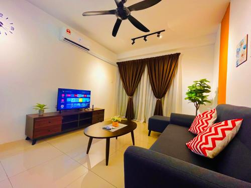 ein Wohnzimmer mit einem Sofa und einem TV in der Unterkunft P1 PineComfyStay Waterpark 7pax Ipoh in Kampong Pinji