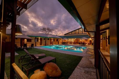 una casa con piscina en el patio en Bonito Ecotel, en Bonito