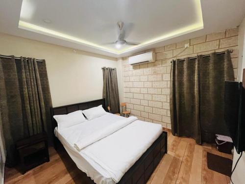 維沙卡帕特南的住宿－Vyasams Happy Nest，卧室配有一张白色大床