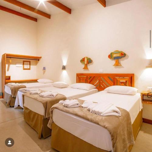 eine Gruppe von 4 Betten in einem Zimmer in der Unterkunft Bonito Ecotel in Bonito