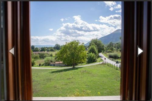 una ventana con vistas a un campo de césped en Casa Nella Natura, en Boiano