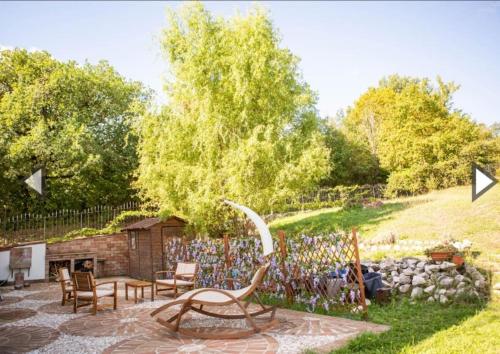 un jardín con sillas, chimenea y valla en Casa Nella Natura, en Boiano