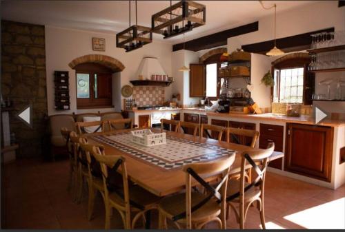 una cocina con una gran mesa de madera y sillas en Casa Nella Natura, en Boiano