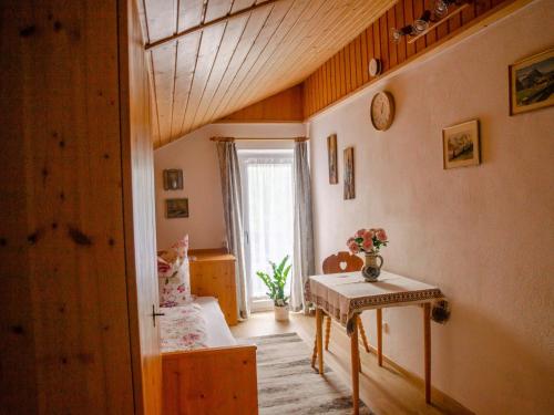 ein Wohnzimmer mit einem Tisch und einem Sofa in der Unterkunft Gästehaus Tannenberg in Bayerisch Gmain