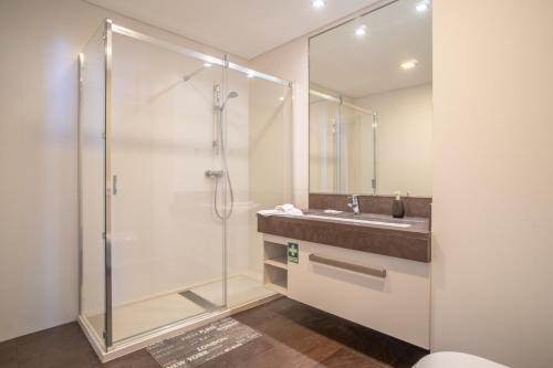 een badkamer met een douche en een wastafel bij Madeira Residence Apt. 80 in Funchal