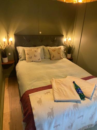 een slaapkamer met een bed met twee handdoeken erop bij Cosy Double Shepherds Hut In Beautiful Wicklow With Underfloor Heating Throughout in Rathnew