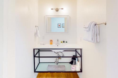 een badkamer met een wastafel en een spiegel bij Cherry Ave 3 2 in Tucson