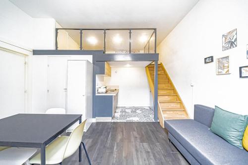 a small apartment with a loft bed and a table at Studio Dumas-Charmant 2 pers-métro Valmy in Lyon