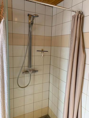 eine Dusche in einem Badezimmer mit Duschvorhang in der Unterkunft Villa in Sisimiut