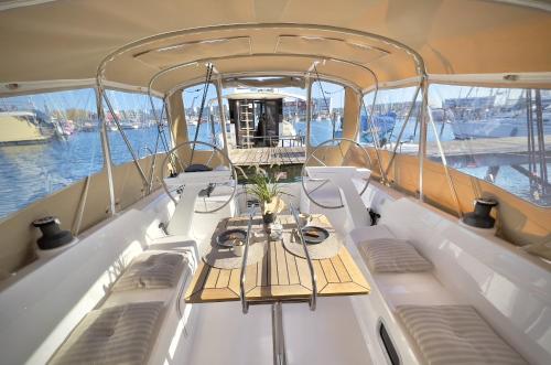 Fotografie z fotogalerie ubytování Hausboot Segelyacht Nui v destinaci Burgtiefe auf Fehmarn 