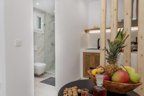 ナクソス・コラにあるNaxos Alegria Luxury Apartmentのバスルーム(テーブルにフルーツを盛り付けた器)