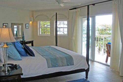 1 dormitorio con 1 cama grande y balcón en Holiday Home 201 en Christ Church