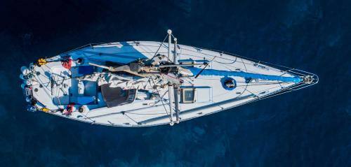 菲尼卡斯Cyclades sailing Experience的水中的小船