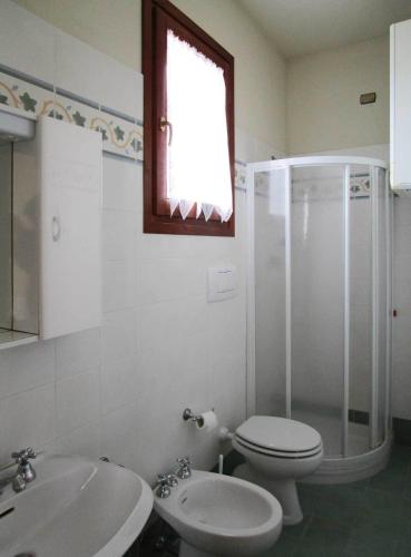 a bathroom with a toilet and a shower and a sink at Casale del Vacanziere in Certaldo