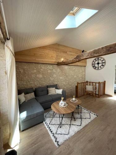 un salon avec un canapé et une table dans l'établissement La Pierre Pourpre, à Eymet