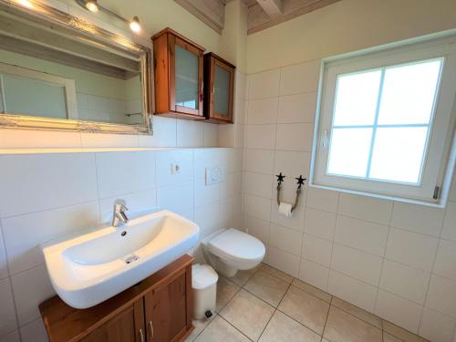 uma casa de banho com um lavatório e um WC em Strandpark Sierksdorf H092 "Ostsehblick" em Sierksdorf